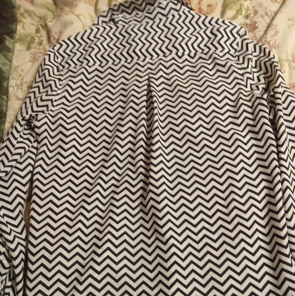 American Eagle Outfitters Black and White Chevron Top - Picture 7 of 7